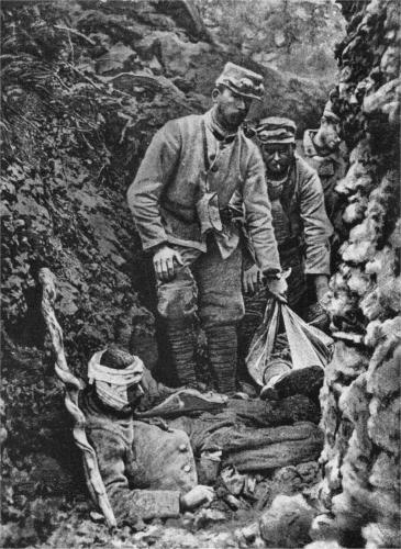 Westfront 1. Weltkrieg: Französische Soldaten bergen Gefallene und Verwundete